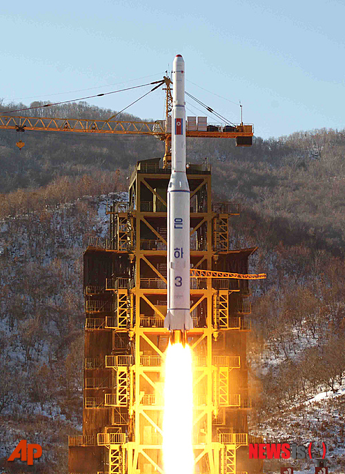【평양=AP/뉴시스】북한 조선중앙통신이 지난 12일 공개한 사진으로 북한의 은하 3호 로켓이 동창리 서해 발사장에서 발사되고 있다. 한국 정부는 지난 13일 이 장거리 로켓에 탑재한 북한 위성 ‘광명성 3호’가 정상적으로 지구 궤도를 돌고 있다고 밝혔다. 그러나 조나단 맥도웰 미 하버드 스미소니언 천체물리학센터 연구원은 ‘광명성 3호’가 제대로 작동하지 않은 채 몇 년 간 지구 궤도를 돌 것이라고 북한 위성을 관측한 18일 밝혔다. 