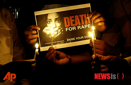 【뭄바이=AP/뉴시스】20일(현지시간) 인도 뭄바이에서 시민들이 버스에서 성폭행을 당한 여성을 위한 촛불집회에 참석하고 있다. 성폭행을 저지른 남자들은 뉴델리의 버스에서 여대생에게 무차별적인 폭력을 가한 것으로 드러나 인도 전역이 들끊고 있는 가운데 성폭행에 대한 처벌을 강화해야 한다는 목소리가 나오고 있다. 들고 있는 종이에는 '강간범을 사형시키라'고 쓰여 있다.