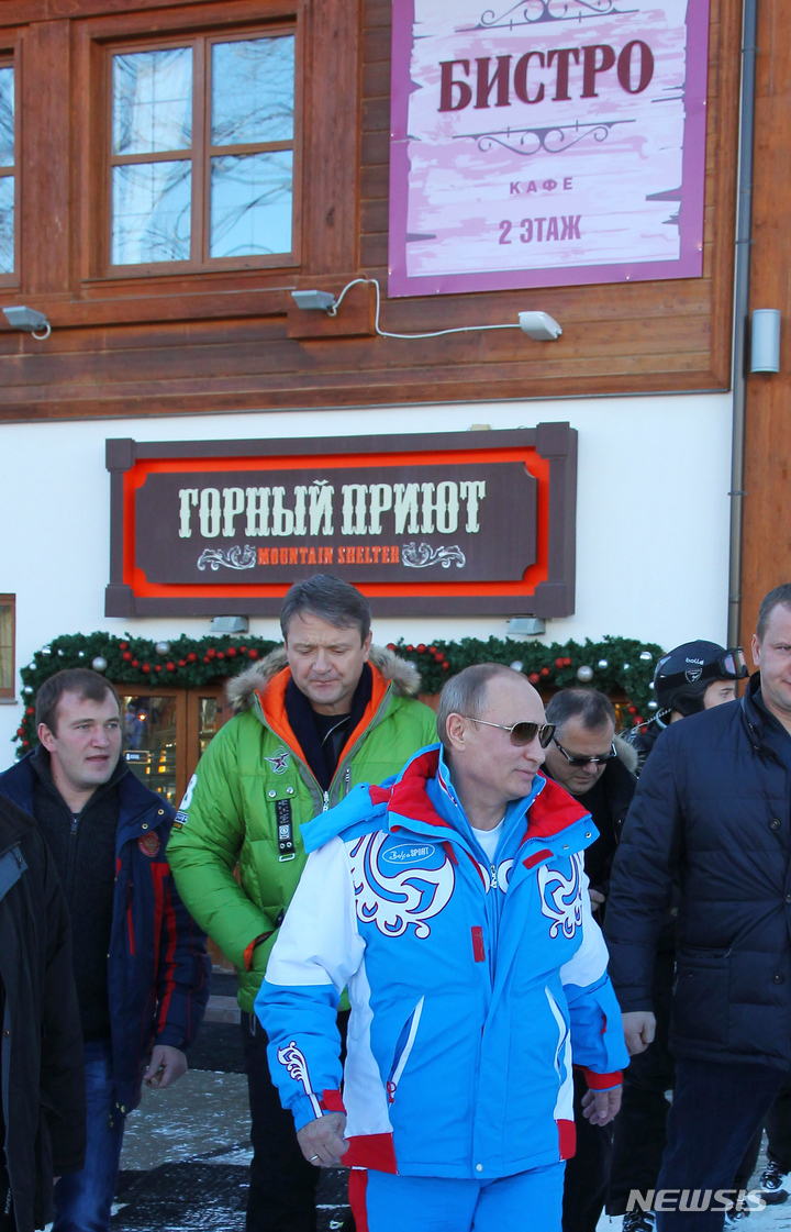 [소치=AP/뉴시스] 블라디미르 푸틴 러시아 대통령이 2013년 1월 3일 흑해 연한 휴양도시 소치의 스키 리조트에서 당시 크라스노다르 주지사였던 알렉산더 트카체프(푸틴 뒤 녹색 점퍼)와 함께 이동하고 있다. 