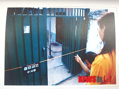 【전주=뉴시스】신동석 기자 = 2001년6월8일 전북 고창군 신림면 한 마을에서 노파 살인사건이 발생했다. 사진은 경찰이 살인사건 현장을 폴리스라인을 치고 일반인들의 출입을 막고있는 모습. (사진= 전북경찰청 제공)  photo@newsis.com 