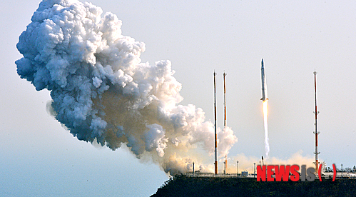 【고흥=뉴시스】사진공동취재단 = 한국 첫 우주발사체 '나로호(KSLV-1)'가 30일 오후 전남 고흥군 나로우주센터에서 발사대에서 우주를 향한 비상을 하고 있다.photo@newsis.com