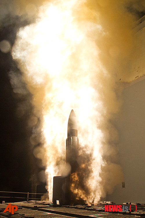 【하와이=AP/뉴시스】미 해군항공시스템 사령부가 제공한 사진으로 지난 12일 순양함 '레이크 이리'호가 SM-3 Block 1A 탄도탄 요격 미사일을 발사하고 있다. 북한이 3차 핵실험을 강행한 이날 이지스 탄도미사일 방어 시스템을 갖춘 레이크 이리호는 하와이 카우아이 섬의 미사일 기지에서 발사된 중거리 탄도미사일 요격에 성공했다고 미 국방부가 발표했다. 