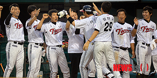2013년 6월14일 잠실 LG-넥센전. 이병규(가운데)가 4회 투런 홈런을 날린 뒤 선수들과 세리머니를 하고 있다. 