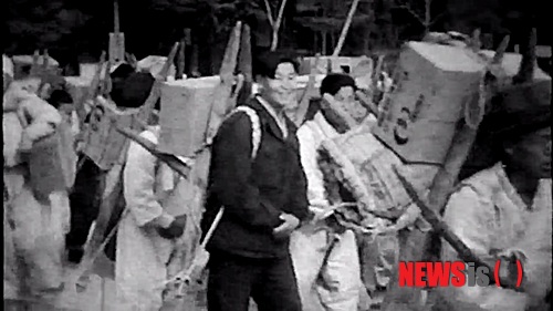 【서울=뉴시스】국방부가 24일 6·25전쟁 63주년을 맞아 6·25 전쟁 당시 관련 사진을 공개했다. 사진은 지게부대가 탄약을 운반하는 모습. 2013.06.24. (사진=국방부 제공) photo@newsis.com 
