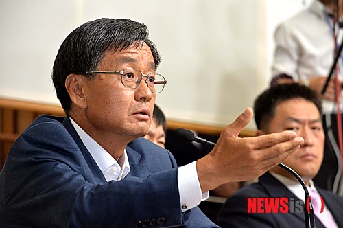 이종명 前국정원 3차장 검찰 출석···댓글 지시 핵심