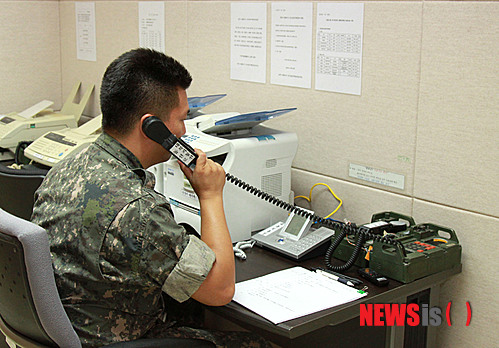 【서울=뉴시스】통일부는 6일 오전 '남북이 시험통화를 시작으로 서해 군 통신선을 다시 가동했다'고 밝혔다. 사진은 군 장병이 시험통화를 하는 모습. 서해 군 통신선은 지난 3월 북한이 일방적으로 차단한지 5개월 만에 재개됐다. 2013.09.06. (사진=통일부 제공)  photo@newsis.com