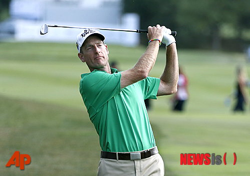 Jim Furyk watches his approach shot to the 18th green during the third round of the BMW Championship golf tournament at Conway Farms Golf Club in Lake Forest, Ill., Saturday, Sept. 14, 2013. (AP Photo/Charles Rex Arbogast)