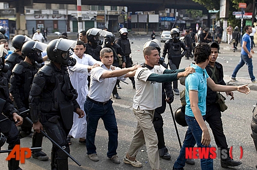 【카이로=AP/뉴시스】카이로에서 6일 축출된 모함메드 모르시 전 대통령의 지지자들이 경찰에 연행되고 있다. 2013.10.07