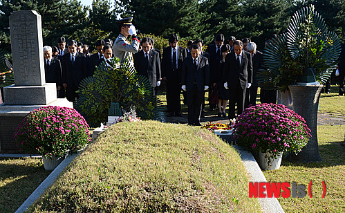 [서울=뉴시스]김진아 기자 = 30주기 버마 아웅산 테러 순국자 추모식이 열린 013년 10월9일 오전 서울 동작구 국립서울현충원 국가유공자 제1묘역에서 김규현 당시 외교부 1차관(앞줄 오른쪽 첫번째), 조태열 외교부 2차관(앞줄 오른쪽 두번째)과 유가족들이 참배하고 있다. 2024.07.02. bluesoda@newsis.com