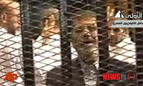 【카이로=AP/뉴시스】4일 이집트 국영 TV에 잡힌 모함메드 모르시 전 대통령. 그는 이날 카이로 경찰학교에 마련된 법정에 출두했다. 2013.11.04
