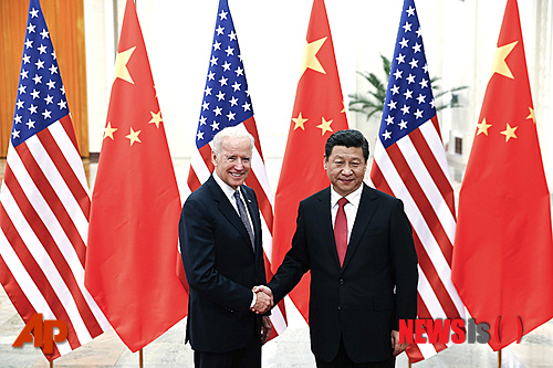 [베이징=AP/뉴시스]시진핑 중국 국가주석이 2013년 12월 당시 미국 부통령이던 조 바이던 현 미 대통령과 베이징에서 회담하고 있다. 2013.12.4.