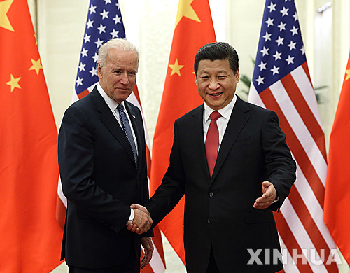 【베이징=신화/뉴시스】지난 2013년 12월 4일(현지시간) 중국 베이징의 인민대회당에서 시진핑 중국 국가주석(오른쪽)과 당시 미국 부통령이던 조 바이든 미 46대 대통령이 인사하고 있다. 2013.12.05
