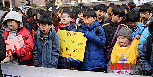 [서울=뉴시스]김진아 기자 = 2013년 12월 11일 오후 서울 종로구 중학동 일본대사관 앞에서 열린 제1104차 위안부 문제 해결을 위한 정기수요시위에서 밤사이 쌓이 눈이 바람에 날리고 있다. 2013.12.11. bluesoda@newsis.com 