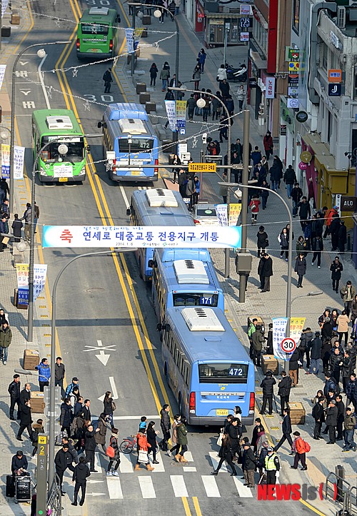 【서울=뉴시스】고범준 기자 = 서울 시내 첫 대중교통전용지구로 지정된 신촌 연세로 개통식이 열린 6일 오후 서울 서대문구 연세로에서 버스들이 줄지어 운행되고 있다. 2014.01.06.  bjko@newsis.com