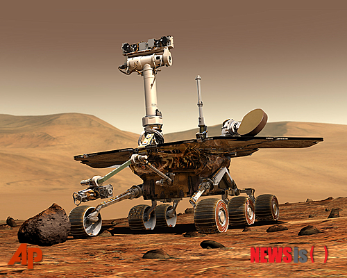 【나사=AP/뉴시스】나사가 발표한 화성탐사로봇 '로버 오퍼튜니티(rover opportunity)'의 상상도. 로버 오퍼튜니티는 지난 2004년 1월 화성에 착륙했으며 현재까지 임무 수행 중이다. 애초 이 로봇의 탐사 기간은 3개월이었다. 이 로봇의 쌍둥이 탐사로봇인 '스피리트(spirit)'와의 교신은 지난 2010년 끊겼다. 2014.1.24