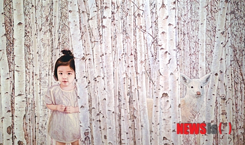 【서울=뉴시스】신소영 '자작나무 숲 소녀 사슴' (162.2×97㎝, 캔버스에 유채, 2013)