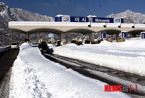 미시령동서관통도로 요금소 설경. (사진=뉴시스 DB)