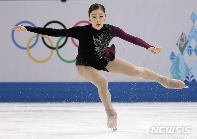 [소치=AP/뉴시스]  2014 소치동계올림픽 당시 점프를 시도하고 있는 김연아. 2014.02.20