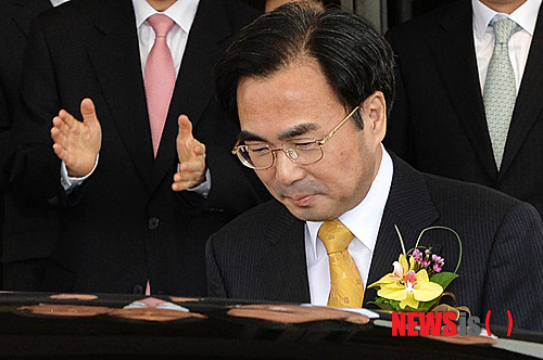 【서울=뉴시스】차한성 전 대법관이 지난 2014년 3월3일 오전 서울 서초대로 대법원에서 퇴임식을 마치고 떠나고 있다. (사진=뉴시스DB)