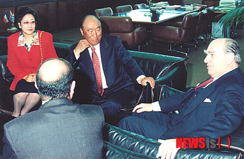 【몬테비데오=뉴시스】문선명 한학자 총재, 상귀네티 우루과이 대통령 회담. 1995년 5월.