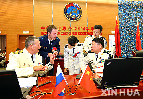 【상하이=신화/뉴시스】중국과 러시아 해군 지휘관이 통역 요원들과 함께 2014년 5월 20일 상하이에서 중·러 합동군사훈련인 '해상협력-2014' 군사배치 등에 관련해 최종적으로 조율하고 있다. 