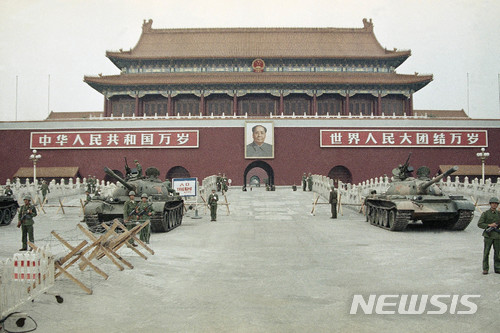 [베이징=AP/뉴시스]지난 1989년 6월10일 계엄령이 선포된 이후 중국군이 톈안먼 광장에서 경계를 강화하고 있다. (자료=뉴시스DB) 
