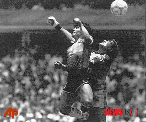【멕시코시티(멕시코)=AP/뉴시스】 사진은 지난 1986멕시코월드컵 아르헨티나와 잉글랜드의 8강전에서 마라도나가 잉글랜드 골키퍼 피터 실톤(64)와 경합하는 과정에서 벌어진 '신의 손' 장면.