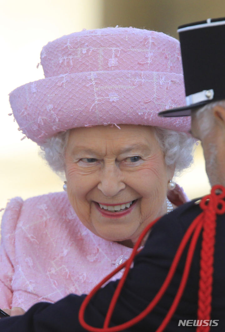 [파리=AP/뉴시스] 찰스 3세 영국 국왕과 함께 프랑스를 국빈 방문한 커밀라 파커볼스 왕비의 연분홍색 의상이 화제다. 사진은 지난 2014년 6월 5일 프랑스를 방문한 고(故) 엘리자베스 2세 여왕. 2023.09.22.