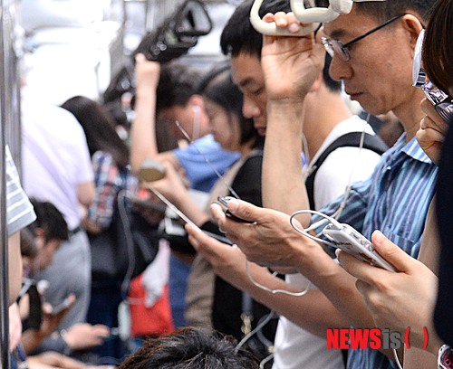 "英 장거리 통근 직장인 54%, 출퇴근길서 업무…근무로 봐야"