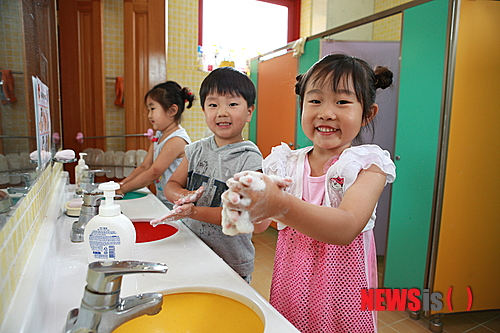"어, 아이 손·발에 수포가"…여름철 '수족구병' 확산 비상[몸의경고]