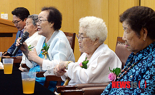 【서울=뉴시스】최동준 기자 = 4일 오후 서울 성동구 한양대학교 박물관에서 열린 일본군 위안부 피해자 할머니의 삶 특별강연에서 이용수 할머니가 증언을 하고 있다. 왼쪽부터 박옥선, 이용수, 이옥선 강일출 할머니. 2014.07.04.  photocdj@newsis.com