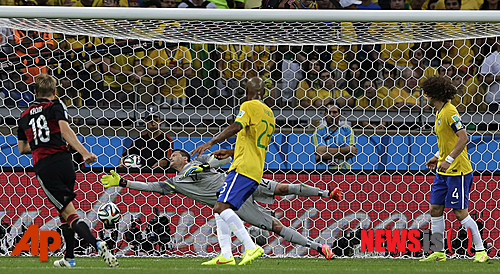 [미네이랑=뉴시스/AP] 독일 토니 크로스가 2014 브라질 월드컵 준결승에서 브라질을 상대로 슈팅을 하고 있다. 2014.07.08