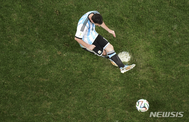[상파울루=AP/뉴시스]아르헨티나 리오넬 메시가 페널티킥을 시도하고 있다. 2014.07.19.