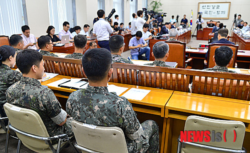 【서울=뉴시스】박동욱 기자 = 4일 오전 서울 여의도 국회에서 육군 28사단 집단 폭행 사망사건에 대한 긴급 현안질의를 위해 열린 국방위원회 전체회의에서 28사단 포병대대장과 본부포대장이 자리하고 있다. 사건으로 지난 4월 숨진 윤 일병은 28사단 예하 포병대대 의무반에서 군 복무 중이었다. 2014.08.04. fufus@newsis.com