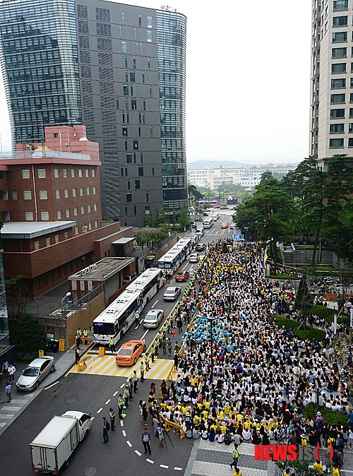 [서울=뉴시스] 광복절을 이틀 앞둔 2014년 8월 13일 서울 종로구 주한일본대사관 앞에서 열린 제1139차 일본군 위안부 문제 해결을 위한 정기 수요시위'에 많은 사람들이 몰려 장사진을 이루고 있다. 2014.08.13. (사진=뉴시스DB)