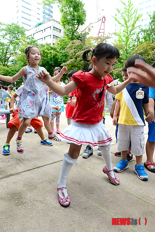 【서울=뉴시스】어린이들이 고무줄 놀이를 하는 모습. 2019.05.20. (사진=뉴시스 DB)