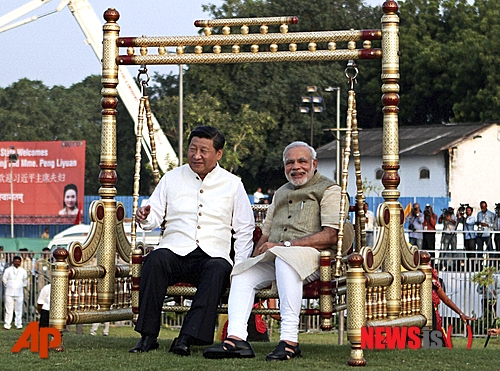 【아마다바드(인도)=AP/뉴시스】지난 2014년 9월 17일(현지시간) 인도 구자라트주 아마다바드의 사바르마티 강변에서 나렌드라 모디 인도 총리(오른쪽)와 시진핑(習近平) 중국 국가주석이 전통 그네 의자에 함께 앉아 있다. 