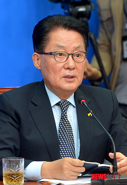 【서울=뉴시스】전진환 기자 = 새정치민주연합 비상대책위원회가 열린 6일 오전 서울 여의도 국회 당 대표회의실에서 박지원 비대위원이 발언하고 있다. 2014.10.06.&nbsp; amin2@newsis.com