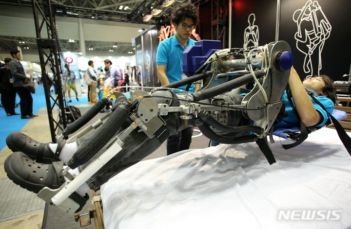 [도쿄=AP/뉴시스]중국이 과학연구 논문의 양과 질에 관련된 주요 3개 지표에서 2년 연속 세계 1위를 유지한 것으로 나타났다.사진은 도쿄이과대학 학생들이 새로 개발한 간호 로봇을 시연하는 모습. 2023.08.09.
