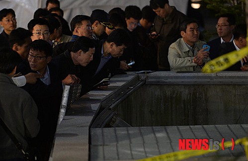 【성남=뉴시스】조수정 기자 = 17일 경기 성남시 판교 테크노밸리 한 환풍구 위에 서있던 사람들이 20m아래로 떨어지는 사고가 발생, 경찰과 소방당국이 구조작업을 하고 있다. 2014.10.17.  chocrystal@newsis.com