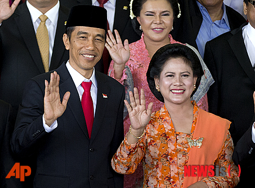 【자카르타=AP/뉴시스】인도네시아 7대 대통령 조코 위도도 대통령(왼쪽)이 20일 자카르타에 있는 국회의사당에서 열린 취임식 후 단체사진을 찍는 도중 아내 이리아나 여사와 손을 흔들며 인사하고 있다. 2014.10.20 