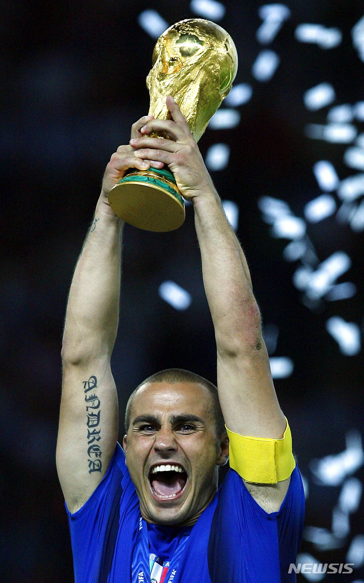 [베를린=AP/뉴시스]이탈리아 축구 영웅 칸나바로. 2006.07.09.