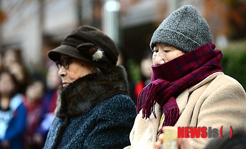 [서울=뉴시스]김진아 기자 = 2014년 11월 12일 오후 서울 중학동 주한일본대사관 앞에서 열린 1152차 일본군 위안부 문제해결을 위한 정기 수요시위에서 김복동, 길원옥 할머니가 목도리로 바람을 피하고 있다. 2014.11.12. bluesoda@newsis.com