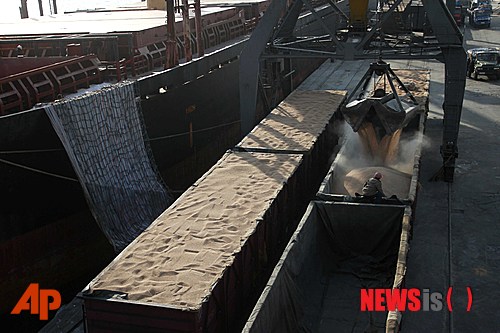 【남포=AP/뉴시스】크레인이 23일 북한 남포항에서 러시아가 북한에 지원한 식량을 옮기고 있다. 2014.12.23