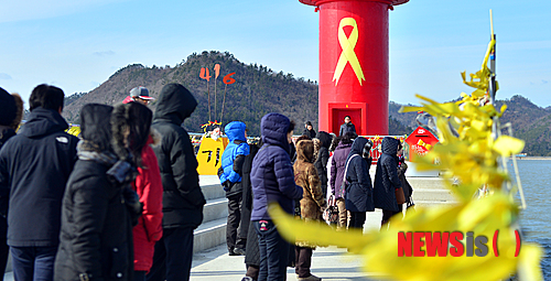 【진도=뉴시스】류형근 기자 = 26일 오후 전남 진도군 임회면 팽목항 방파제. 추모객들이 지난 4월16일 발생한 여객선 세월호 참사를 기억하고 있는 노란리본과 조형물을 바라보고 있다. 2014.12.26. hgryu77@newsis.com