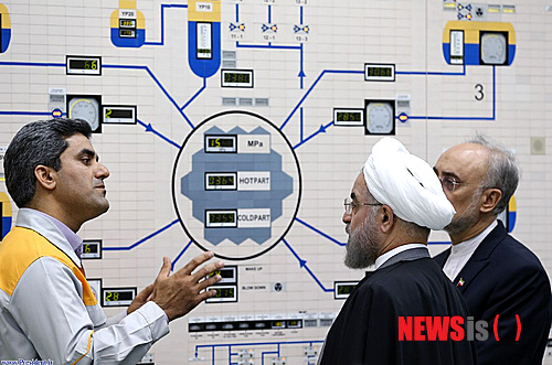 [서울=뉴시스]하산 로하니 이란 대통령(당시)과 알리 악바르 살레히 이란 원자력에너지기구 대표(당시)가 2015년 1월13일 남부 부셰르 원자력발전소를 방문, 관제실을 둘러보고 있다. 이란은 남부 지역에 원자력발전소 4개를 추가 건설하기 시작했으며, 총 용량은 5000㎿로 예상된다고 IRNA 통신이 1일 보도했다. 2024.02.01. (출처=이란대통령실 웹사이트) photo@newsis.com