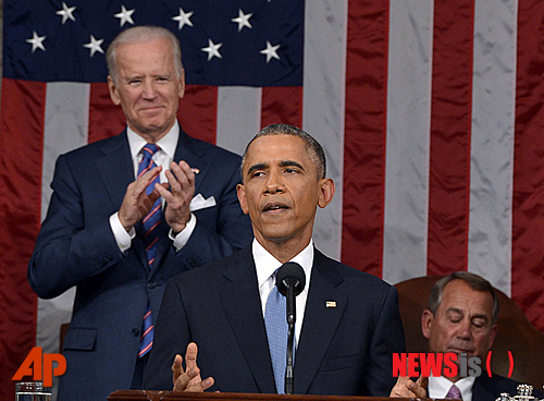 【워싱턴=AP/뉴시스】버락 오바마 대통령이 20일(현지시간) 워싱턴 국회의사당에서 연두교서 연설을 하고 있는 가운데 조 바이든 미국 부통령은 박수를 치고 있지만 존 베이너 하원의장은 자리에 앉아 그냥 듣고 있다. 2015.01.21 