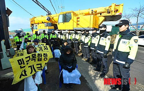 【서귀포=뉴시스】고승민 기자 = 해군이 제주해군기지(민군복합형 관광미항) 군 관사 건설에 반대하는 주민 등의 농성 천막 강제 철거를 잠정 연기한 가운데 그동안 예고됐던 철거 집행일을 하루 앞둔 22일 오전 제주 서귀포시 강정동 해군기지 건설현장 정문 앞에서 천주교 정의구현전국사제단과 주민, 활동가들이 생명평화 미사를 열고 있다. 2015.01.22.  kkssmm99@newsis.com