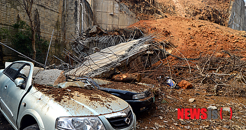 【광주=뉴시스】류형근 기자 = 5일 오전 3시50분께 광주 남구 봉선동 한 아파트 옹벽이 붕괴돼 차량 수십대가 매몰됐다. 2015.02.05  hgryu77@newsis.com