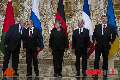 【민스크=AP/뉴시스】11일 벨라루스 수도 민스크에서 우크라이나 평화회담에 참석한 러시아 독일 프랑스 우크라이나 정상들이 막간을 이용해 사진기자들을 위해 포즈를 취하고 있다. 왼쪽으로부터 알렉선데르 루카셴코 벨라루스 대통령, 블라디미르 푸틴 러시아 대통령, 앙겔라 메르켈 독일 총리, 프랑수아 올랑드 프랑스 대통령, 페트로 포로셴코 우크라이나 대통령. 2015.2.12